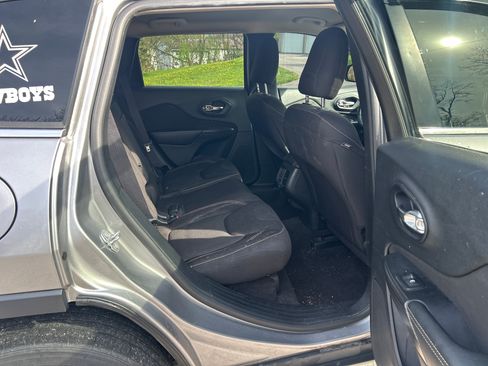 Used 2017 Jeep Cherokee Latitude AWD/4WD image 13