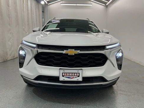 Used 2025 Chevrolet Trax LT w/ LT Convenience Package FWD image 3