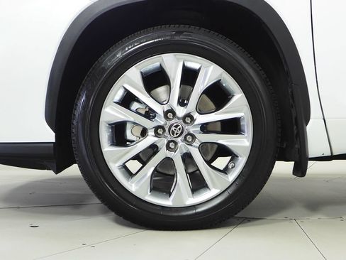 Used 2023 Toyota Highlander Limited FWD image 5