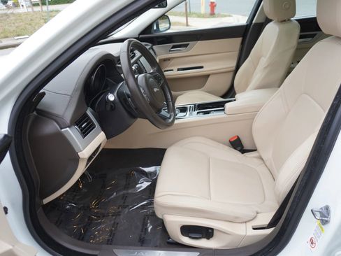 Used 2016 Jaguar XF Premium image 9