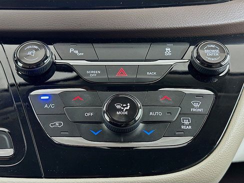 Used 2017 Chrysler Pacifica Touring-L FWD image 17