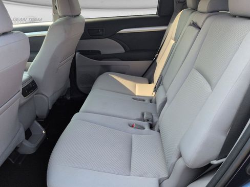 Used 2015 Toyota Highlander LE FWD image 26