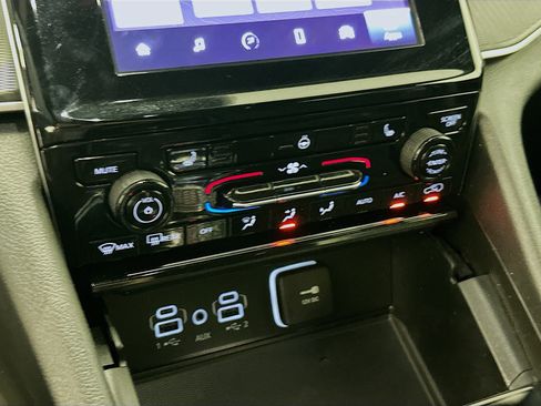 Used 2025 Jeep Grand Cherokee Altitude image 23