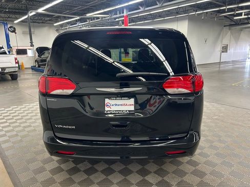 Used 2022 Chrysler Voyager LX FWD image 8