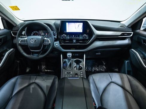 Used 2023 Toyota Highlander XLE AWD/4WD image 14