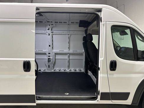 Used 2025 RAM ProMaster 2500 w/ Convenience Group FWD image 9