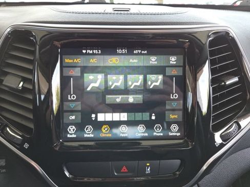 Used 2022 Jeep Cherokee Limited w/ Trailer Tow Group AWD/4WD image 17