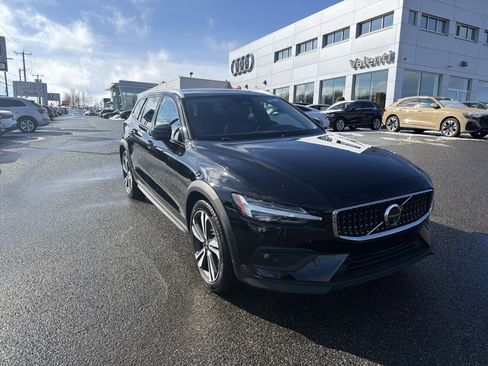 Used 2025 Volvo V60 B5 Cross Country Plus image 1