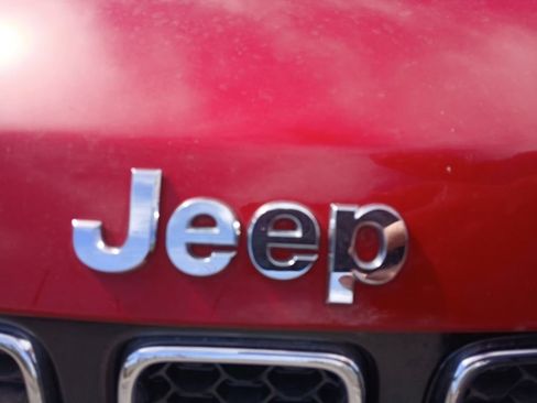 Used 2019 Jeep Compass Latitude FWD image 2