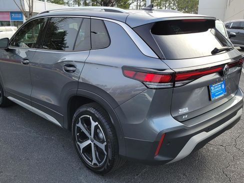 Certified 2025 Volkswagen Tiguan SE image 3