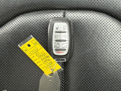 Used 2024 Chrysler Pacifica Limited image 31