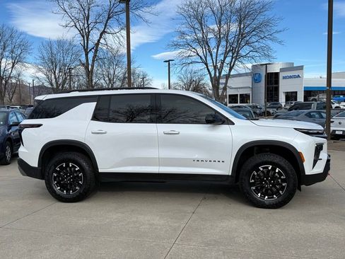 Used 2024 Chevrolet Traverse Z71 image 3