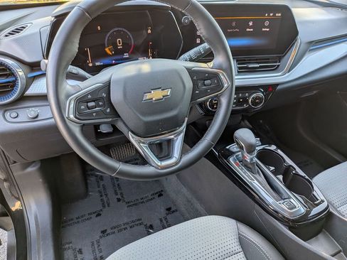 Used 2025 Chevrolet Trax LT w/ LT Convenience Package FWD image 14