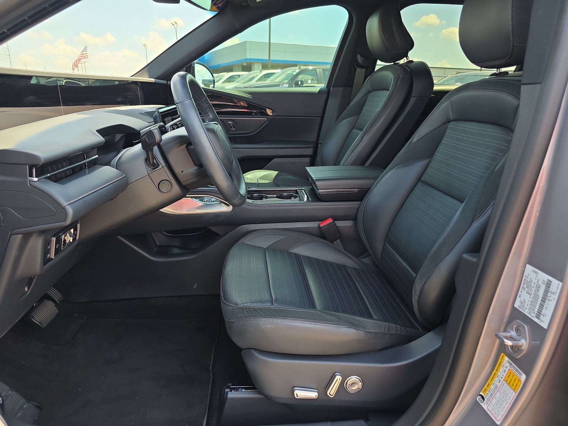 Used 2024 Lincoln Nautilus Reserve w/ Jet Appearance Package (87T) AWD/4WD image 10