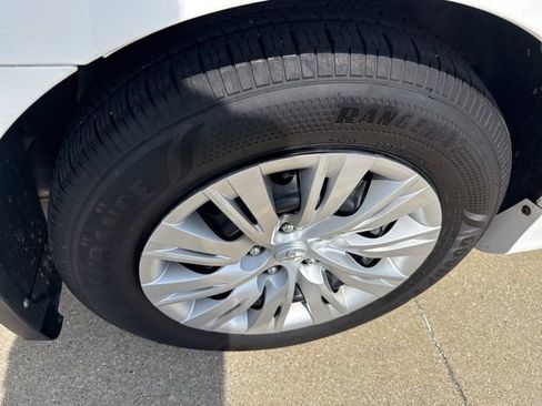 Used 2014 Toyota Camry LE image 9