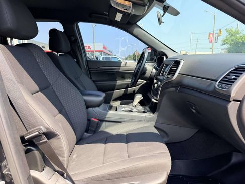 Used 2018 Jeep Grand Cherokee Laredo AWD/4WD image 13