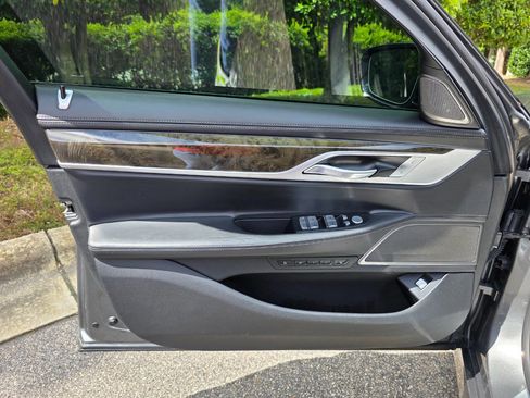 Used 2019 BMW 750i xDrive w/ Executive Package image 9