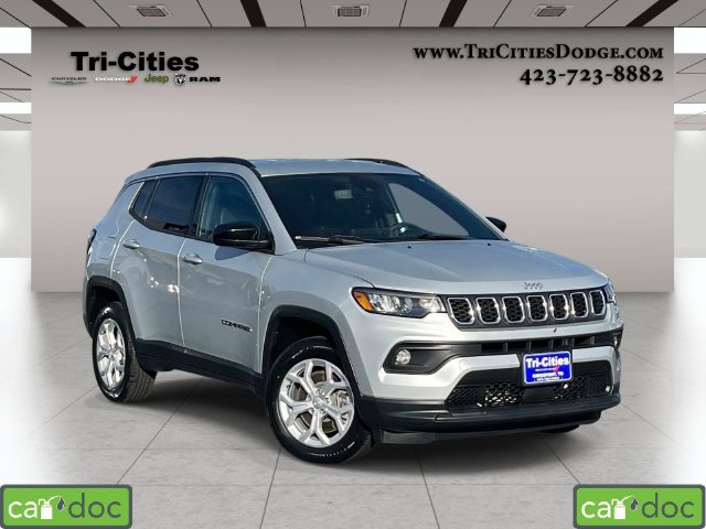 Used 2024 Jeep Compass Latitude AWD/4WD image 1