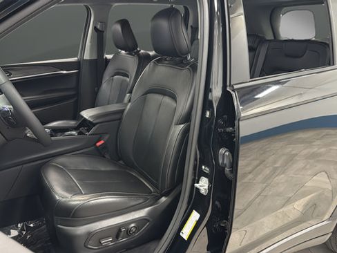 Used 2023 Jeep Grand Cherokee Limited w/ Luxury Tech Group II AWD/4WD image 9