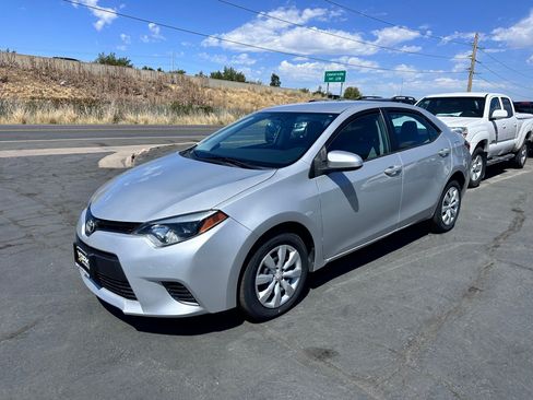 Used 2016 Toyota Corolla LE FWD image 2
