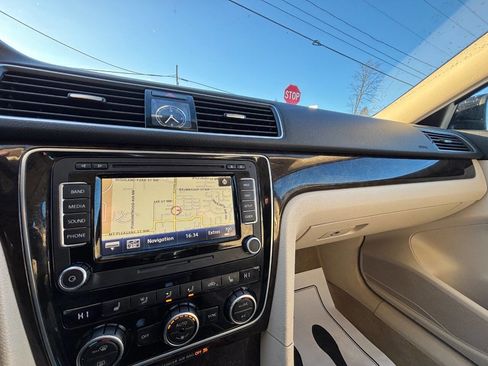 Used 2014 Volkswagen Passat 3.6 SEL Premium image 15