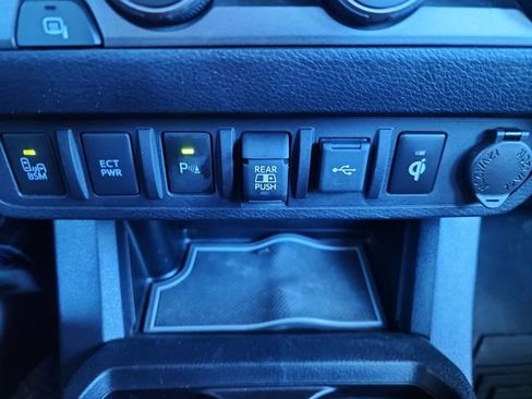 Used 2020 Toyota Tacoma TRD Sport w/ Technology Package image 19