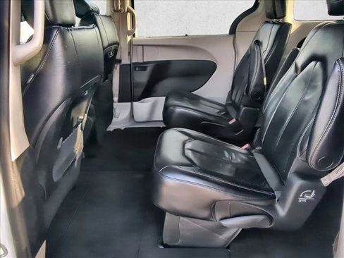 Used 2022 Chrysler Pacifica Touring-L FWD image 17