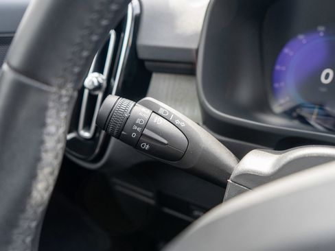 Used 2025 Volvo XC40 B5 Plus image 26