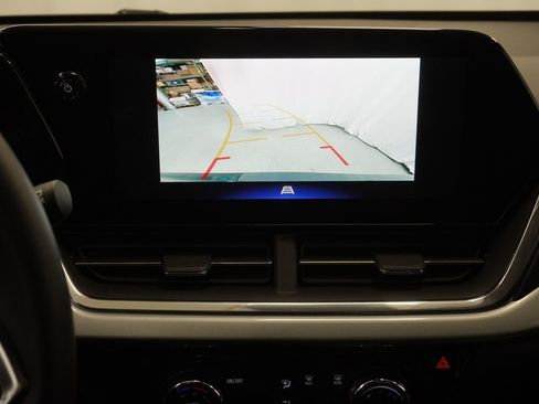 Used 2025 Chevrolet Trax LT w/ LT Convenience Package FWD image 32
