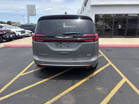 Used 2023 Chrysler Pacifica Touring-L AWD/4WD image 6