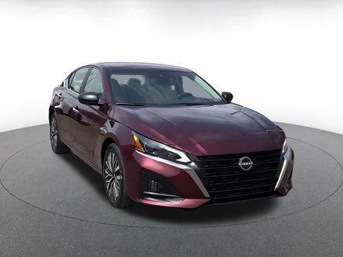 Used 2025 Nissan Altima 2.5 SV FWD image 3