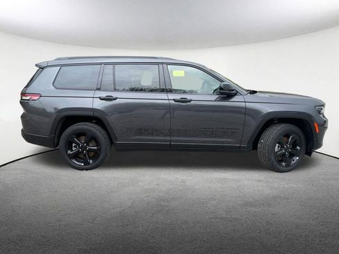 Used 2025 Jeep Grand Cherokee L Limited w/ Black Appearance Package AWD/4WD image 18