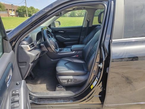 Used 2023 Toyota Highlander XLE AWD/4WD image 5