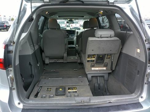 Used 2018 Toyota Sienna XLE image 25