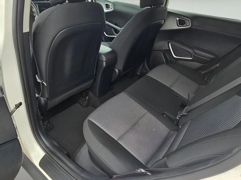 Used 2022 Kia Soul LX image 28