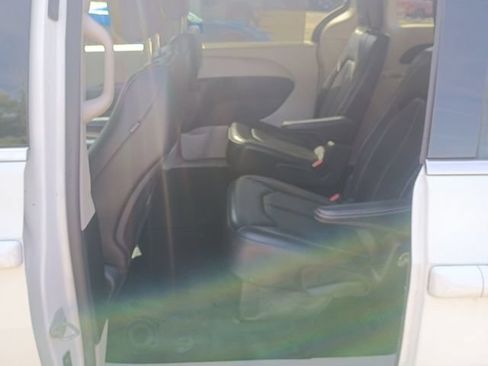Used 2023 Chrysler Pacifica Touring-L FWD image 18