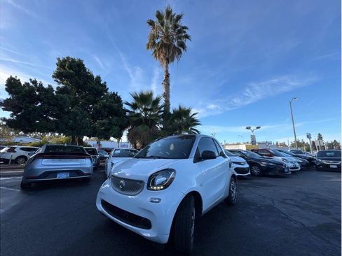 Used 2016 smart fortwo pure image 24