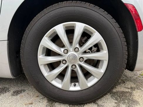 Used 2018 Chrysler Pacifica Touring-L FWD image 35