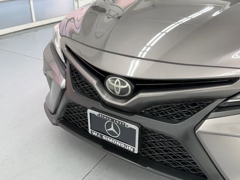 Used 2018 Toyota Camry SE w/ Accessory Appearance Package image 20
