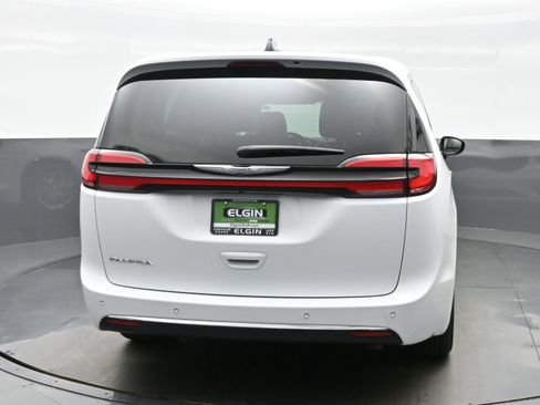Used 2024 Chrysler Pacifica Touring-L FWD image 5