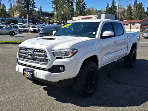 Used 2017 Toyota Tacoma TRD Sport w/ Tow Package (A/T) image 4