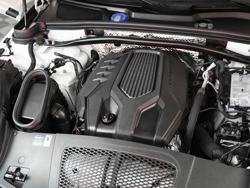 Used 2025 Porsche Macan image 12