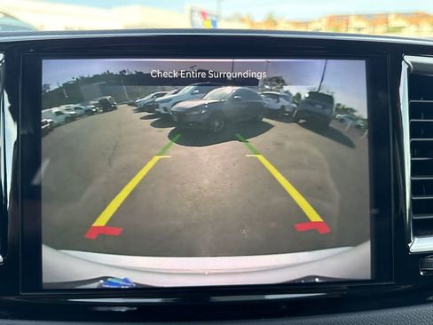 Used 2024 Chrysler Pacifica Touring-L image 31