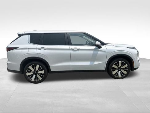 Used 2025 Mitsubishi Outlander SE FWD image 39
