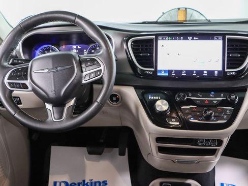 Used 2023 Chrysler Pacifica Touring-L FWD image 17