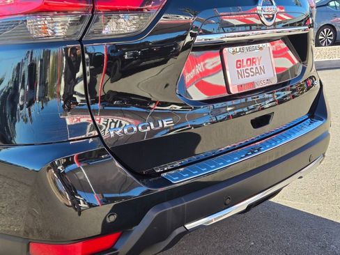 Used 2019 Nissan Rogue SL w/ Premium Package image 9