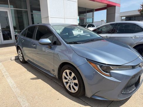 Used 2020 Toyota Corolla LE FWD image 2