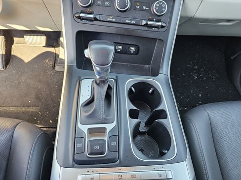 Used 2023 Kia Carnival LX image 14