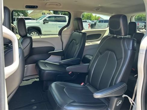 Used 2023 Chrysler Pacifica Touring-L FWD image 10