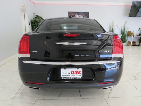 Used 2018 Chrysler 300 Limited image 4